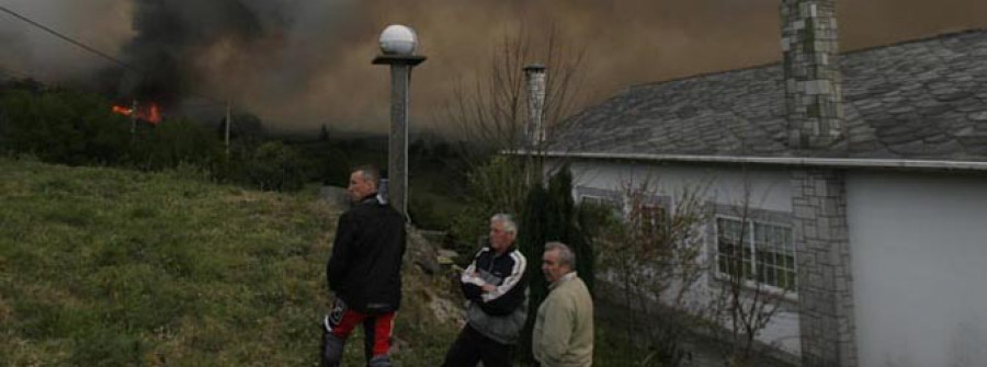 Un fuego arrasa las Fragas do Eume y obliga a desalojar a unos 200 vecinos