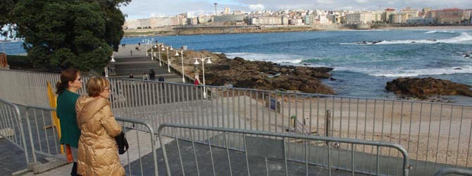 La nueva barandilla del Paseo Marítimo supera las pruebas de resistencia