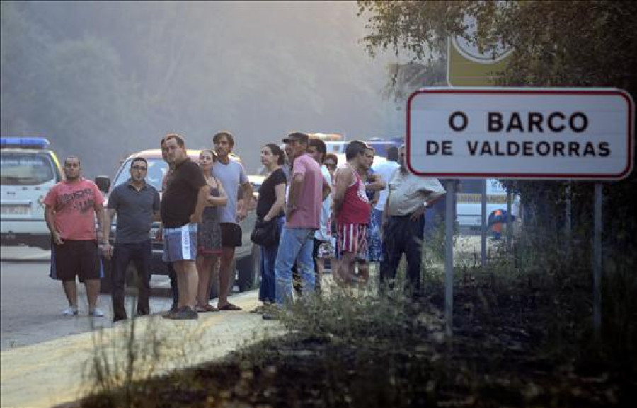 Las brigadas trabajan para intentar frenar el avance de las llamas en O Barco