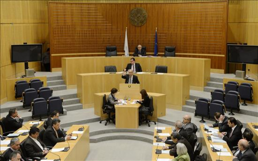 El Parlamento chipriota bajo presión para aprobar el plan "B" y evitar la quiebra
