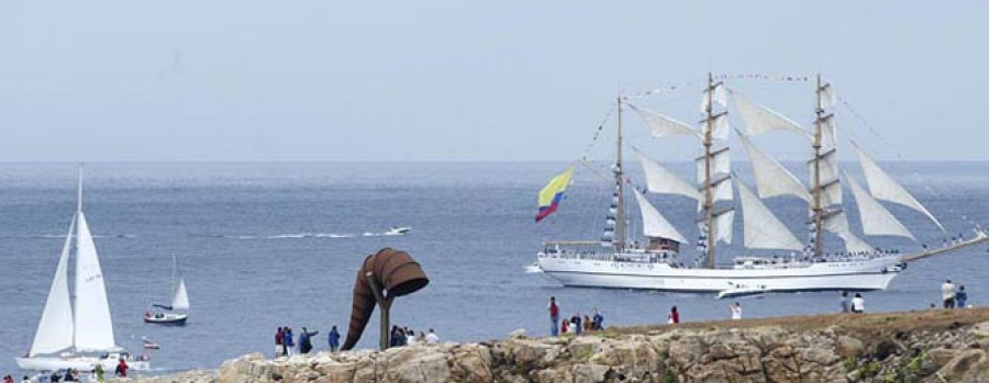 La Tall Ships se aferra a la excusa del tiempo para “coruñear” otro día más