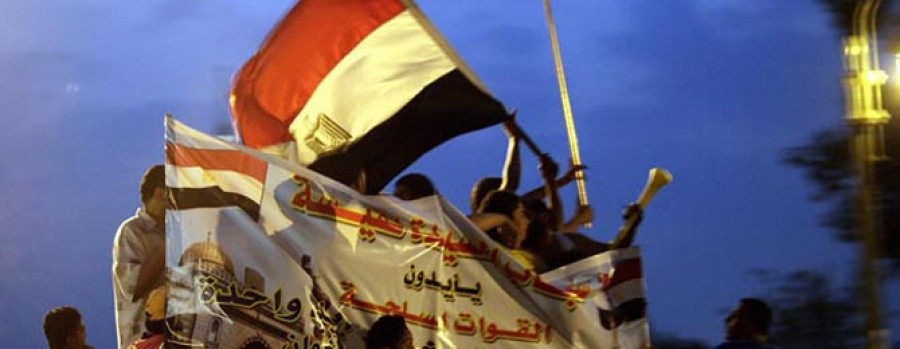 El Ejército egipcio derroca a Mursi y anuncia que suspende la Constitución