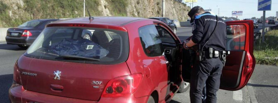 Un alcance entre un camión y un turismo causa una hora de atascos en Alfonso Molina