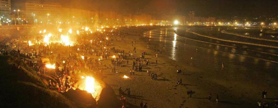 Más de 140.000 personas desafían a las mareas vivas e inundan los arenales para festejar el San Juan