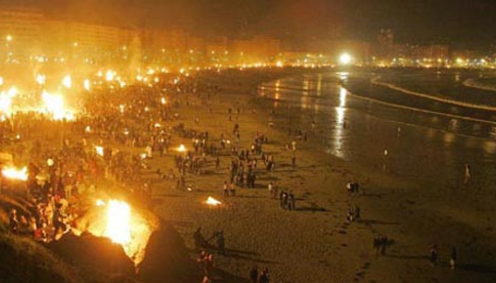 Más de 140.000 personas desafían a las mareas vivas e inundan los arenales para festejar el San Juan