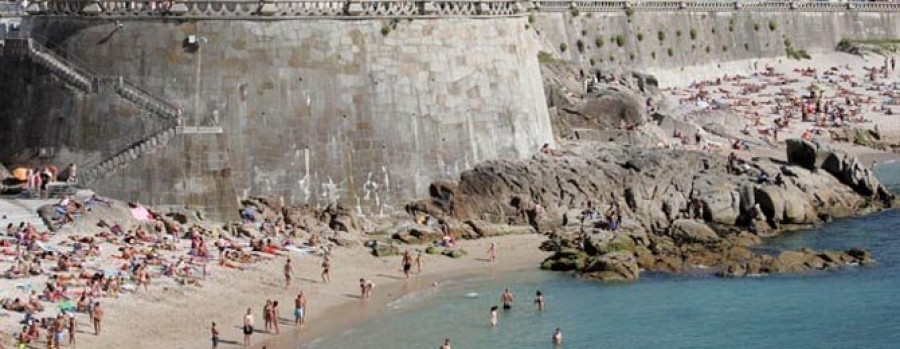 La pérdida del relleno separa de nuevo las playas de Riazor, Orzán y Matadero