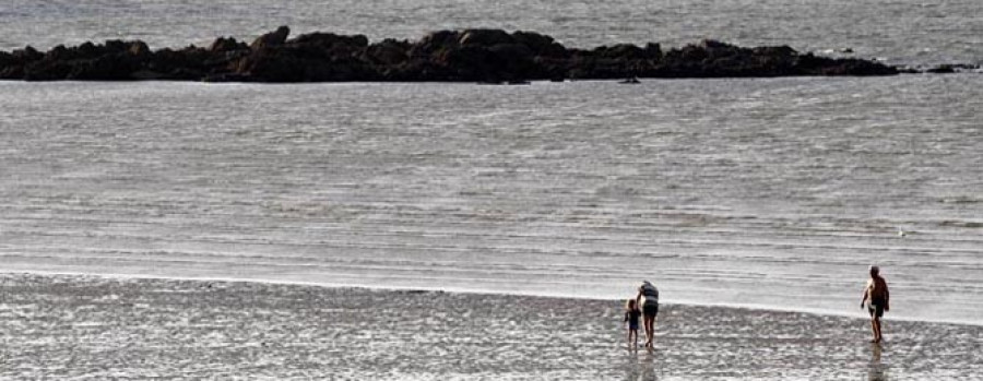 Los derrumbes de taludes amenazan  la playa bergondesa de O Regueiro