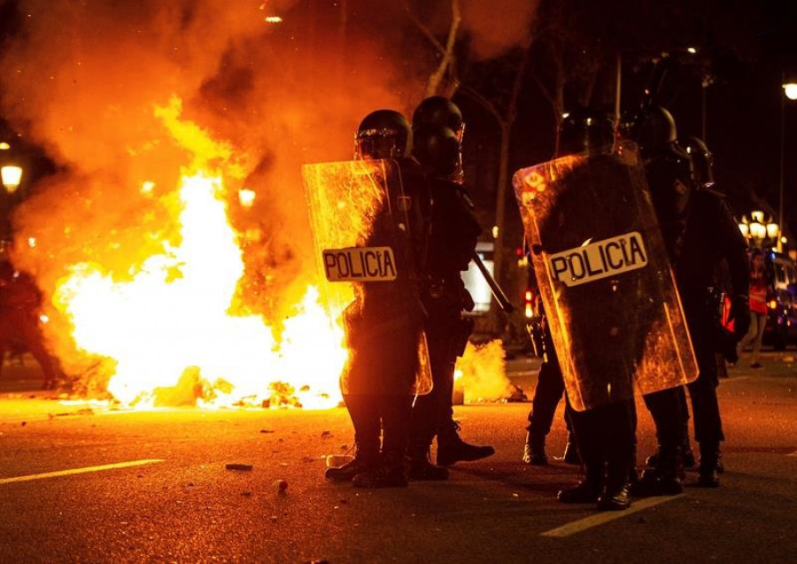 VIDEO: Arde Cataluña entre protestas, violencia y graves disturbios
