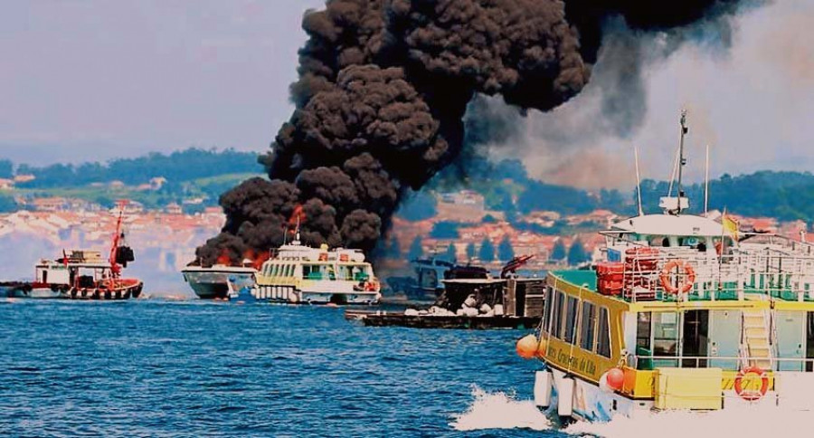 El incendio de un catamarán en A Toxa deja 48 heridos, cinco de ellos graves