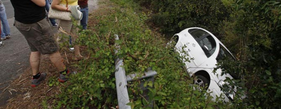 Tres heridos en una aparatosa colisión en Miño