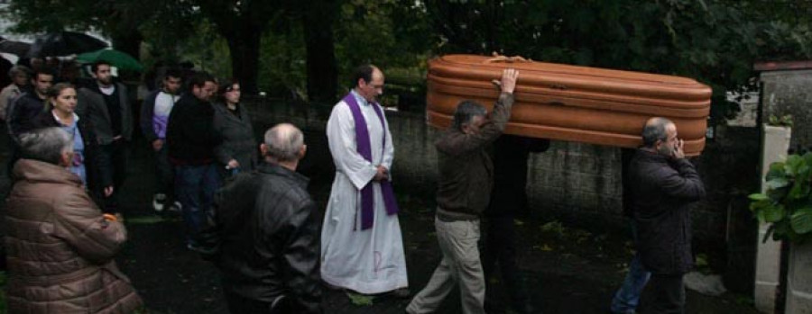 Multitudinario  adiós en Dordaño al menor fallecido en el accidente de Ordes