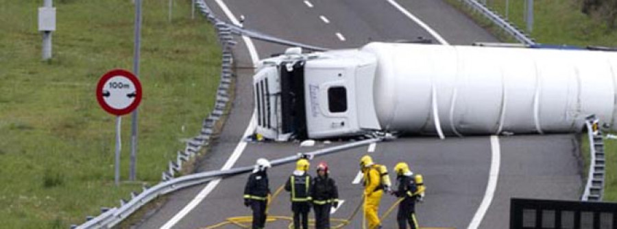 El accidente de un camión cargado de gas corta la A-6 en ambas direcciones