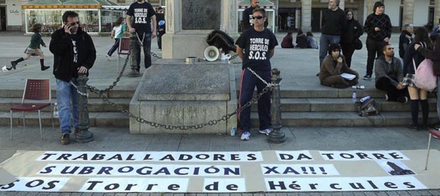 Los antiguos trabajadores de la Torre se encadenan a la estatua de María Pita