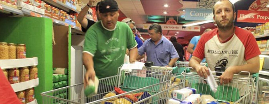 Un sindicato asalta dos mercados para llevar comida a un banco de alimentos