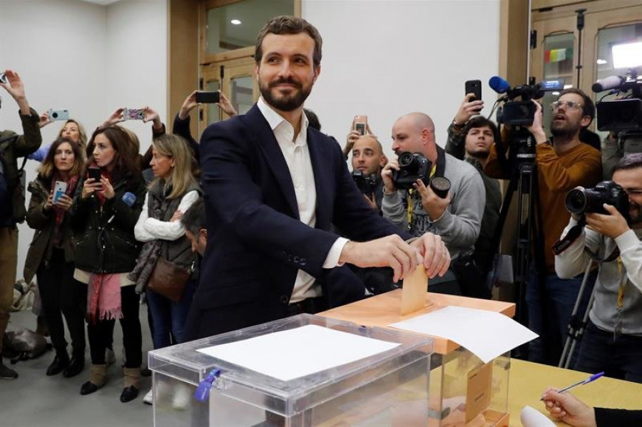 Casado llama a votar "masivamente" para salir del bloqueo