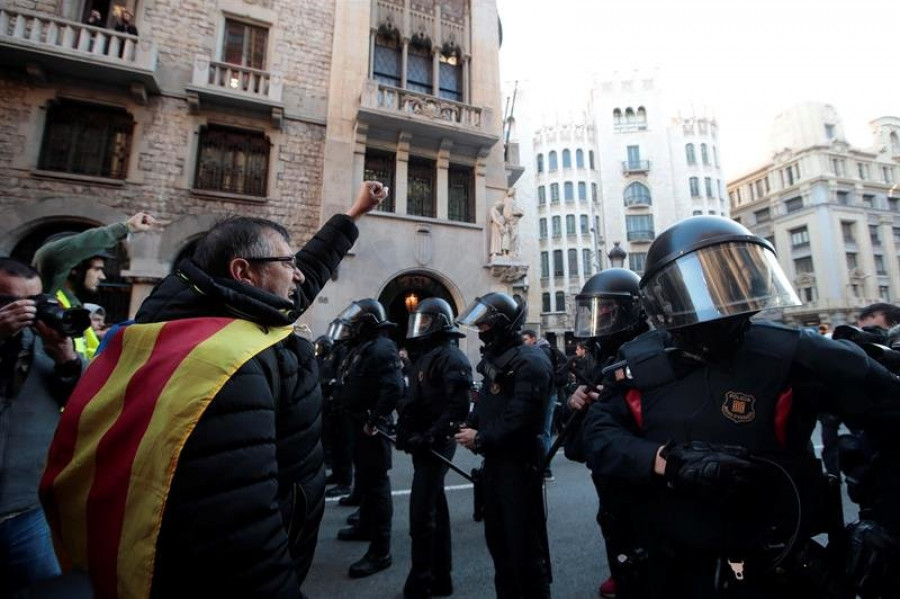 21-D: Tensión y primeras cargas en Barcelona