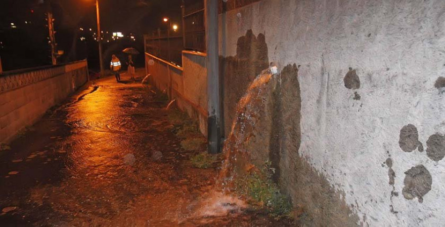 La rotura de una tubería principal inunda una casa y varias calles de Pedralonga