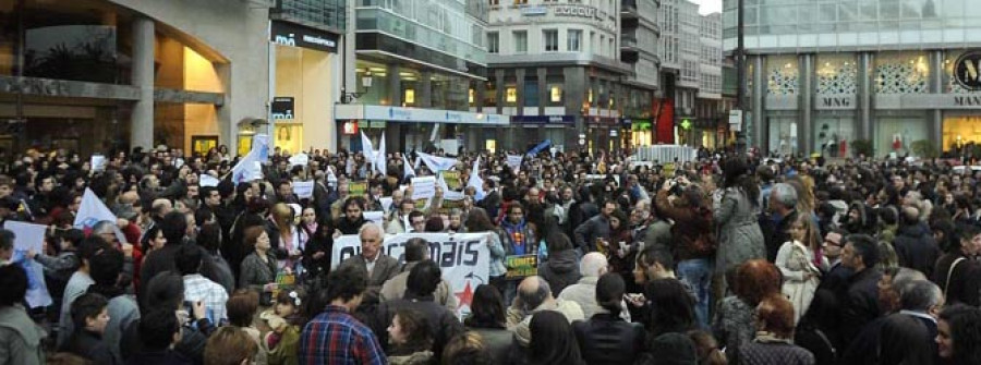 Miles de gallegos protestan contra el fuego que arrasó las Fragas do Eume