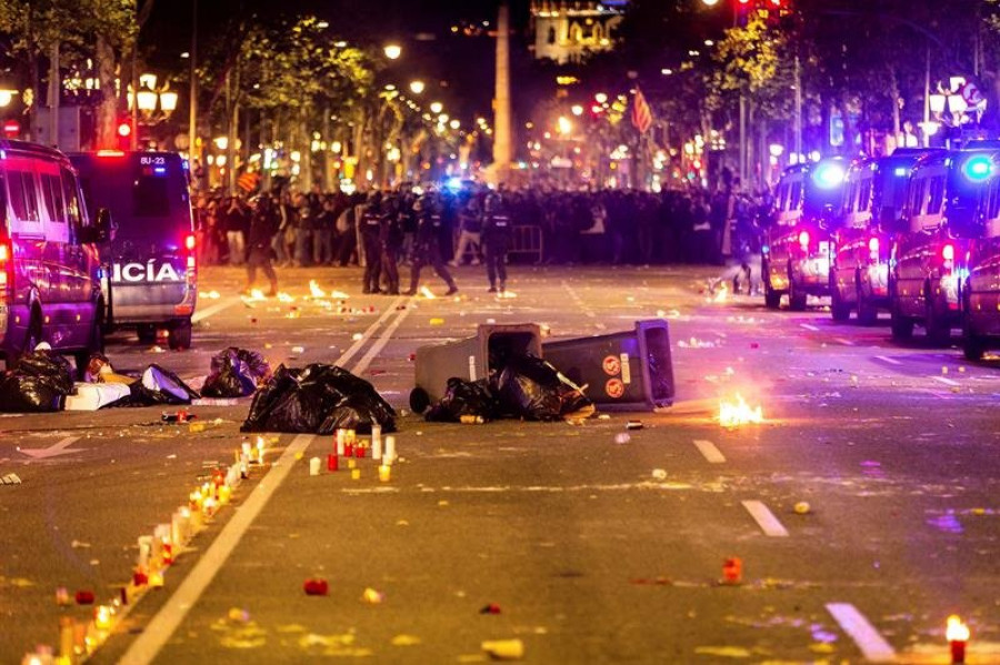 VIDEO: Así ha sido la noche de violencia, cargas y heridos en Barcelona