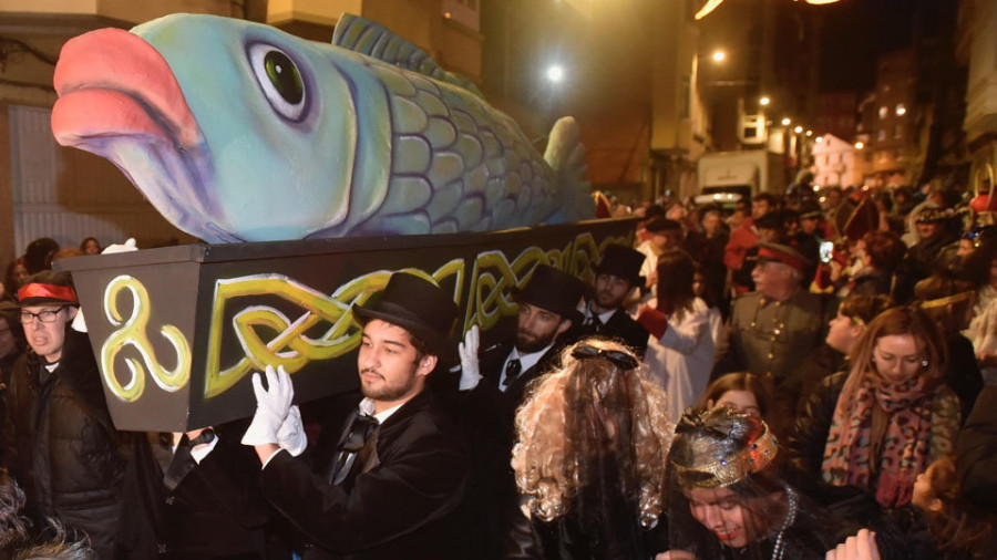 La lluvia respeta el dolor por el final del Carnaval en el entierro de la Sardina