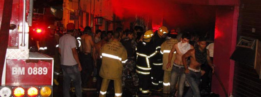 Fallecen más de 230 personas en el incendio de una discoteca en Brasil