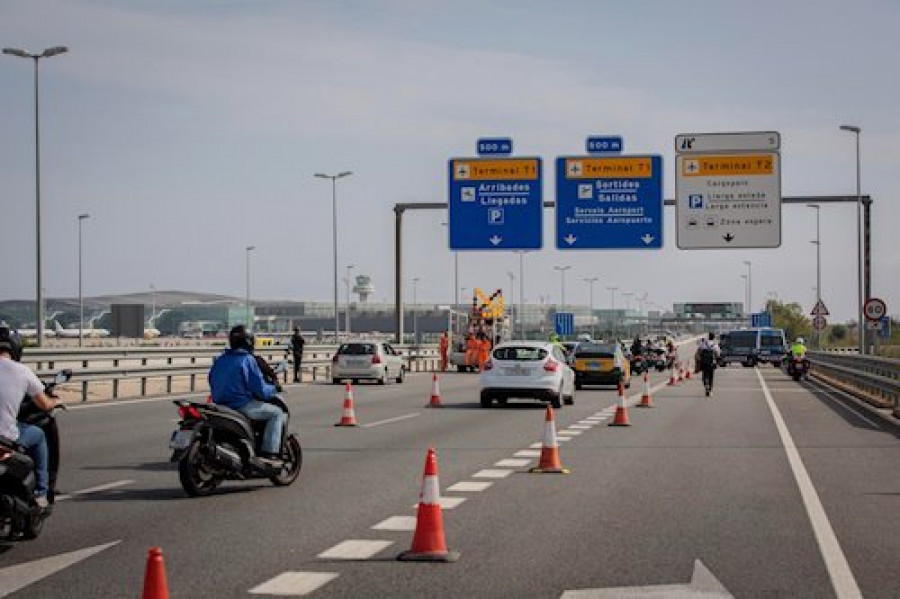 Los Mossos cargan contra manifestantes en el Aeropuerto de Barcelona