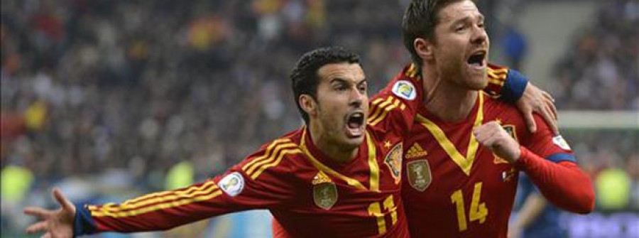 España gana a Francia con gol de Pedro y encarrila su pase a Brasil 2014