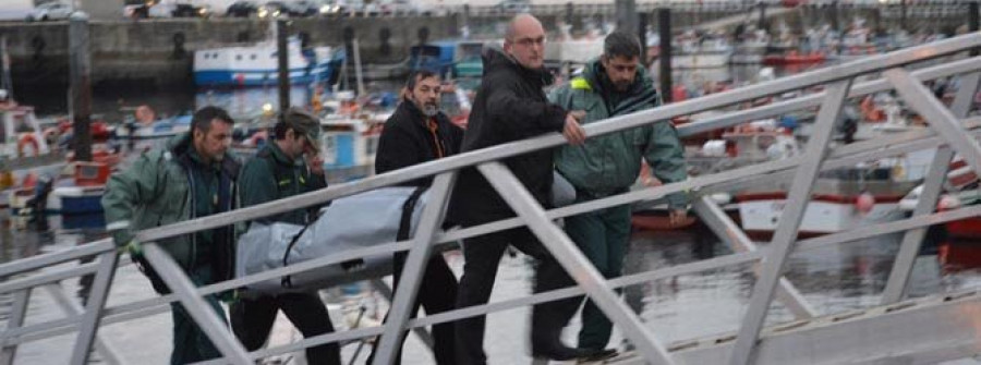 Hallan el cuerpo del patrón del “Paquito Dos” tras localizar el barco cerca del faro de Corrubedo