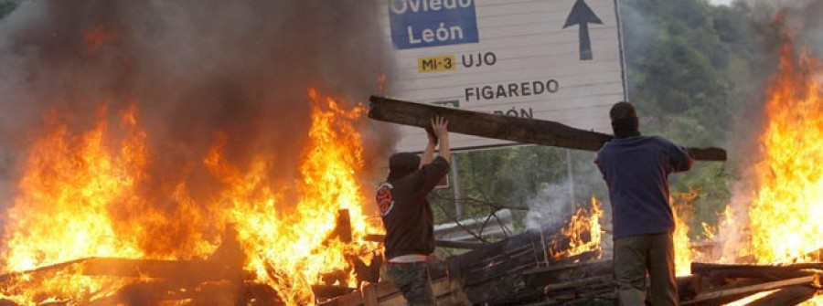 Las protestas en la huelga minera se recrudecen y provocan cuatro heridos