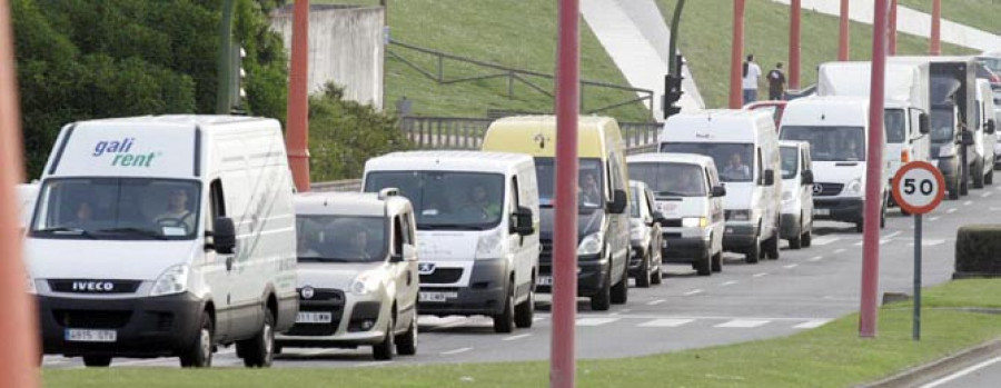 Una caravana de protesta contra las multas por la doble fila en la vía prioritaria