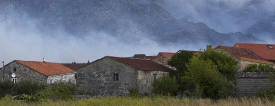 El mítico monte Pindo, incluido  en la Red Natura, padece el segundo mayor incendio de este verano