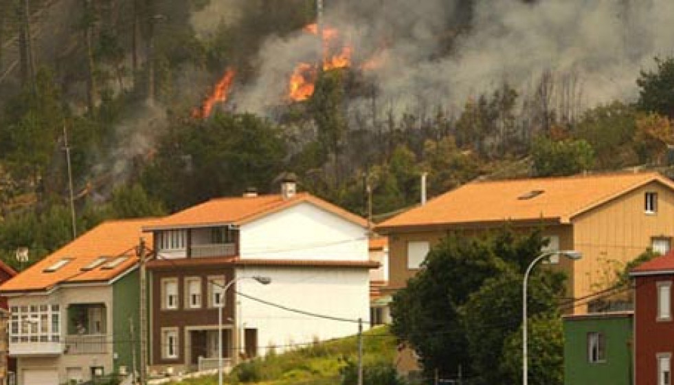 Los incendios forestales se ceban en dos espacios singulares de Galicia