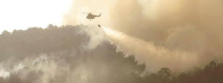 Un incendio calcina más de 20 hectáreas y cerca Novo Mesoiro y Feáns durante horas