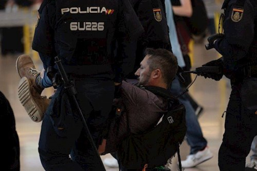 Cargas policiales contra los manifestantes en el Prat