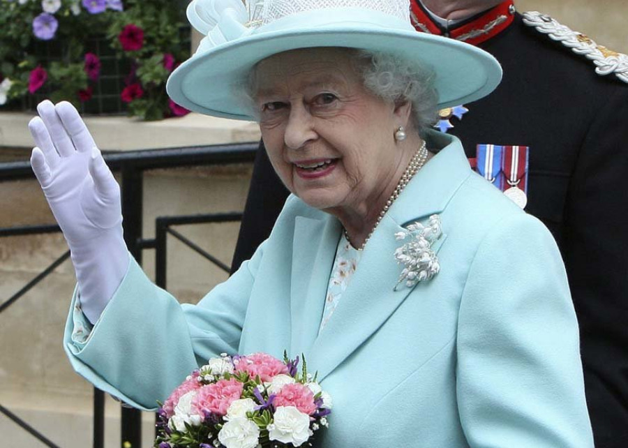 Isabel II saluda con una mano de pega