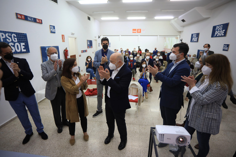 El reconocimiento a Javier Losada une por una tarde a la dividida familia socialista