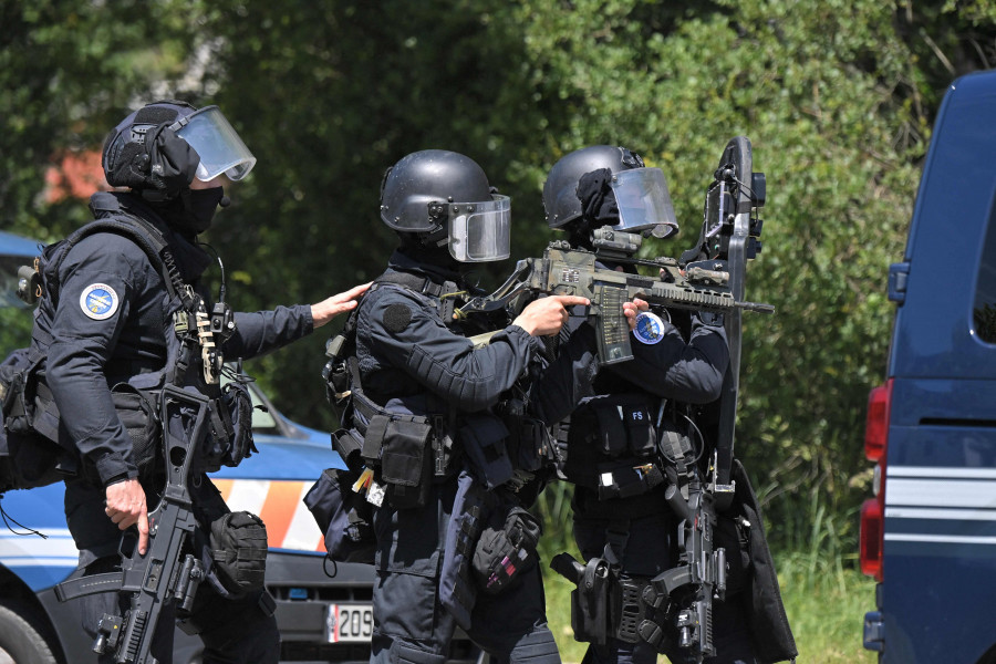 Al menos tres policías heridos por un ataque a puñaladas y un tiroteo en una comisaría cerca de Nantes