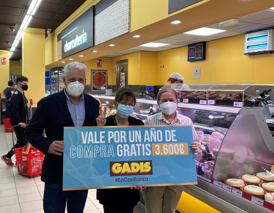Supermercados Gadis premia con un año de compra gratis a dos clientes de Sada y Oleiros