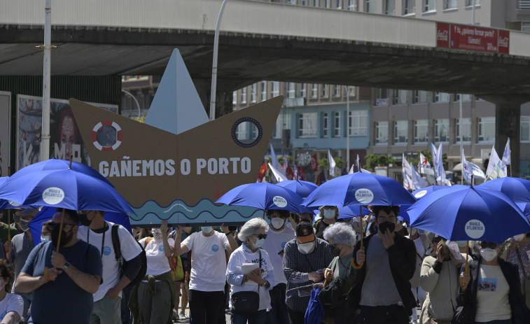 La marcha por la titularidad de los terrenos del Puerto recorre la fachada marítima