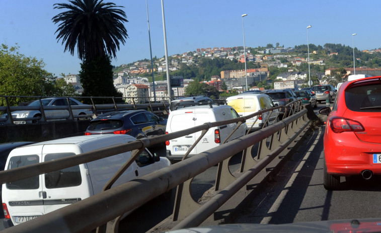 Una colisión múltiple en A Pasaxe colapsa los accesos a la ciudad