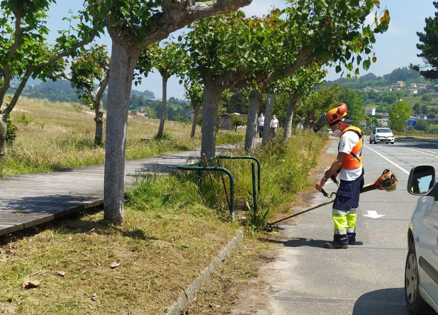 Miño ultima la adecuación de sus arenales de cara a la temporada de verano