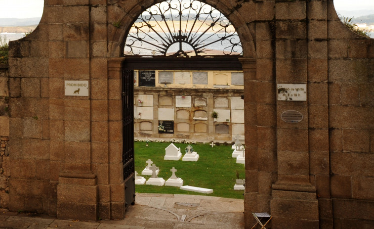 Detenido por agredir y robar  a una mujer en el cementerio  de San Amaro