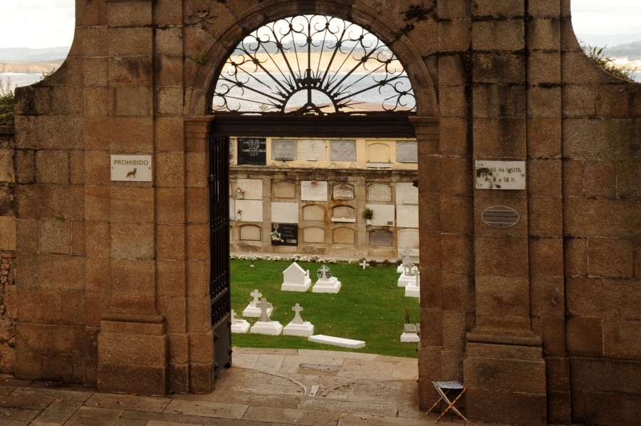 Detenido por agredir y robar  a una mujer en el cementerio  de San Amaro