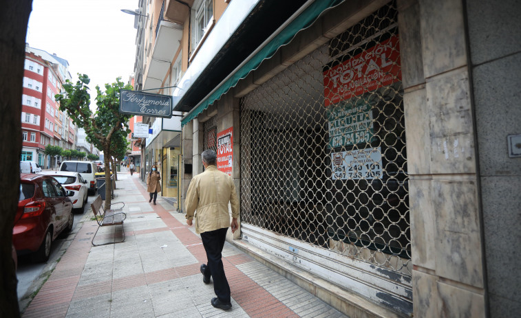 El cierre de establecimientos comerciales golpea con fuerza a la avenida de Os Mallos