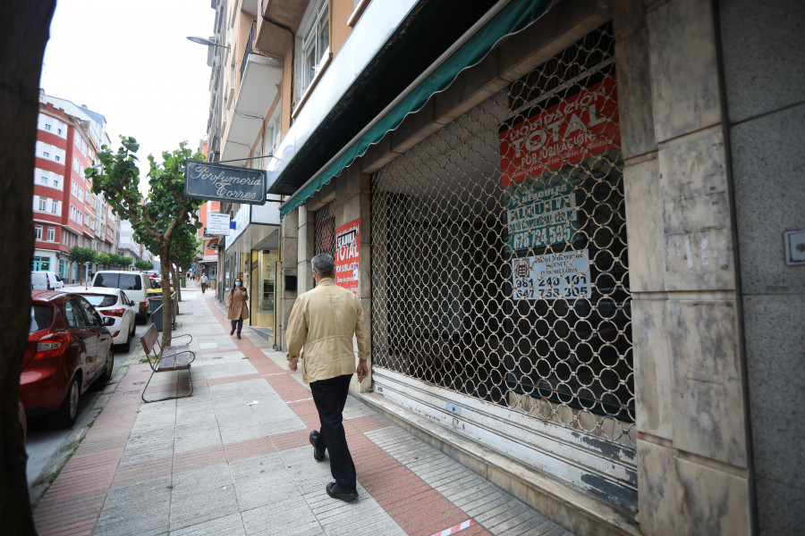 El cierre de establecimientos comerciales golpea con fuerza a la avenida de Os Mallos