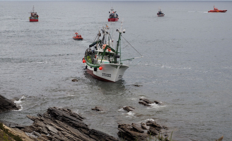 Rescatados en buen estado los 10 tripulantes de un pesquero tras encallar en Burela