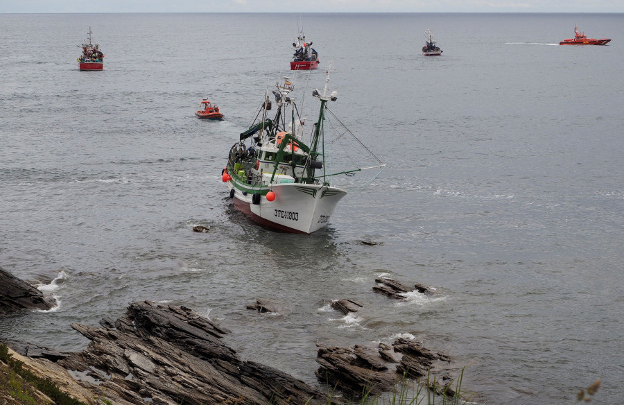 Rescatados en buen estado los 10 tripulantes de un pesquero tras encallar en Burela