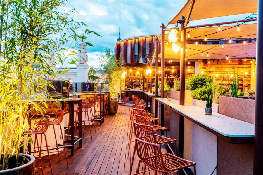 LE TAVERNIER Marina surca los cielos madrileños