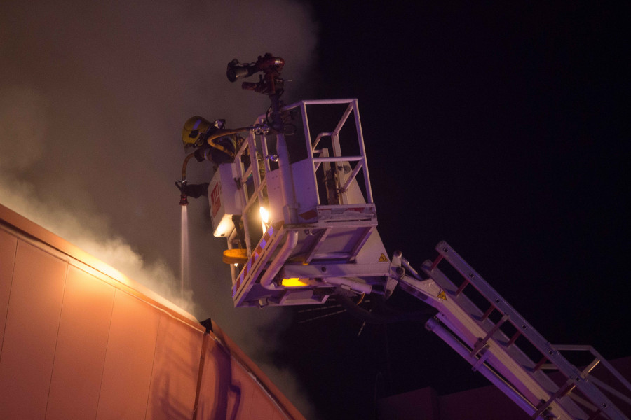 Desalojada una veintena de personas tras el derrumbe e incendio de un edificio deshabitado en Vilalba