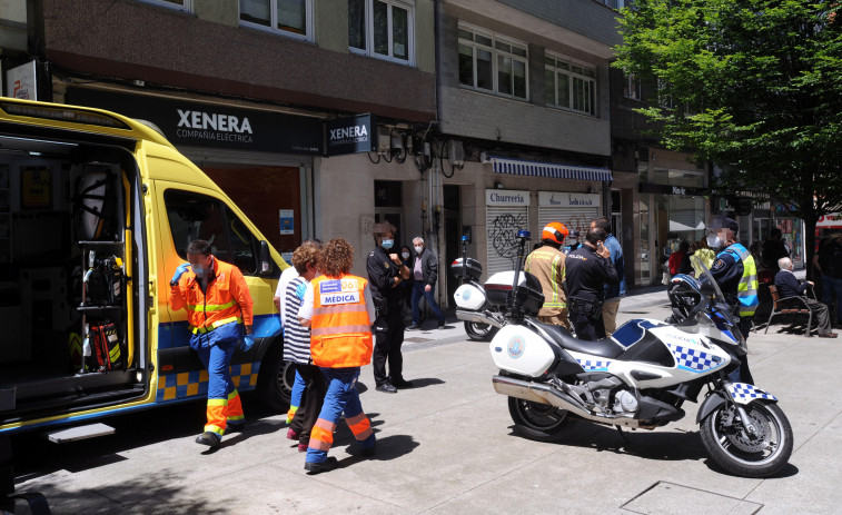 Los vehículos de emergencias llenan la calle Barcelona debido a un fuego